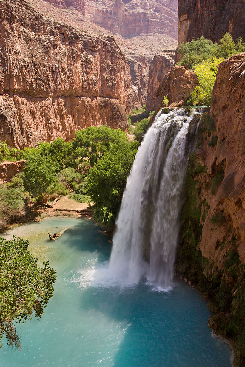 Havasu Falls chute over travertine cliffs