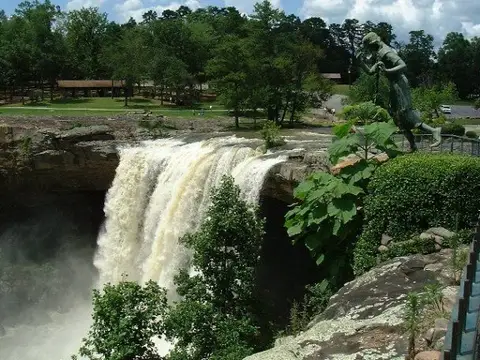 Noccalula Falls, Gadsden, Alabama (USA). -
