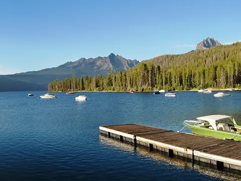 Redfish Lake in Sawtooth National Recreation Area / Sawtooth National Forest , Custer County , Idaho in the morning in August 2008