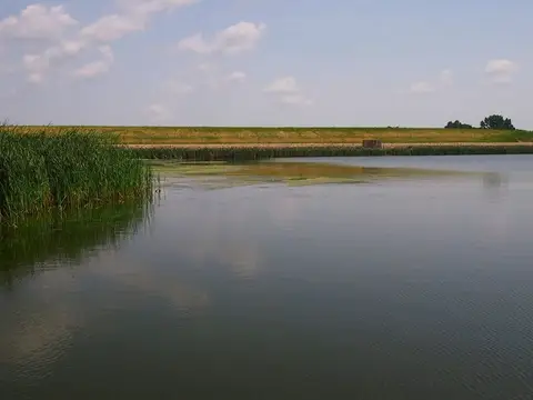 Renwick Dam creating Lake Renwick, Icelandic State Park, North Dakota, USA