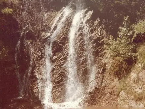 Closeup view of Turner Falls, Oklahoma.jpg
